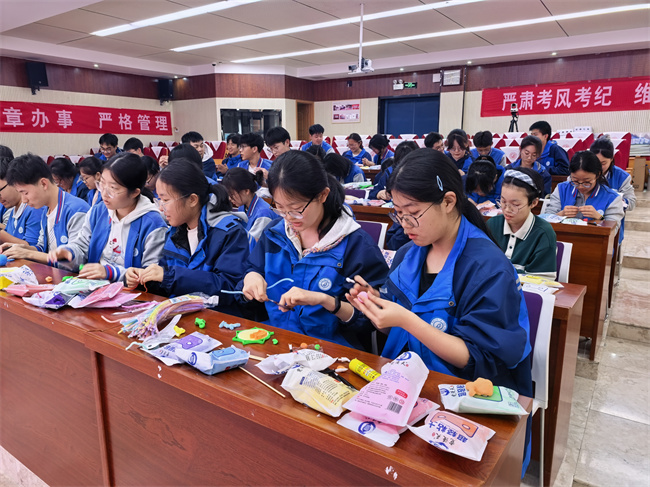 1774493764227250.jpg 5、同学们动手做细胞模型.jpg