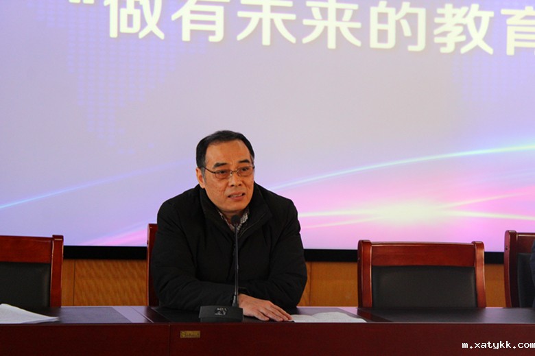 101中学工会主席余晓光在会上安排呢新学期工会工作重点