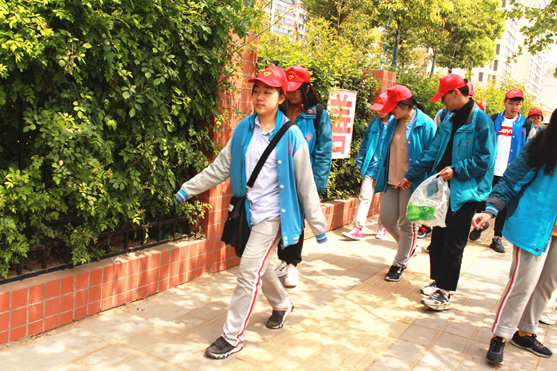 8健康文明志愿者在校园周边进行“三捡”_副本.jpg