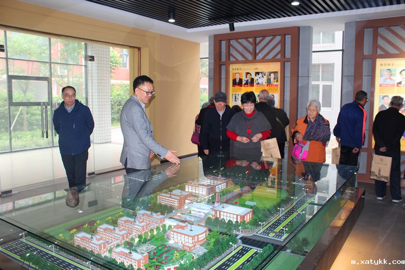 1556586623102897.jpg 2老同志参观校史馆.JPG