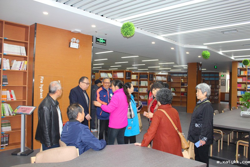 1556586705846865.jpg 5共同参观图书馆.JPG