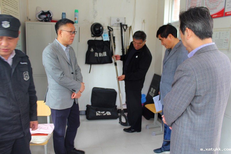 1557880986857967.jpg 2检查组查看安全设施.JPG