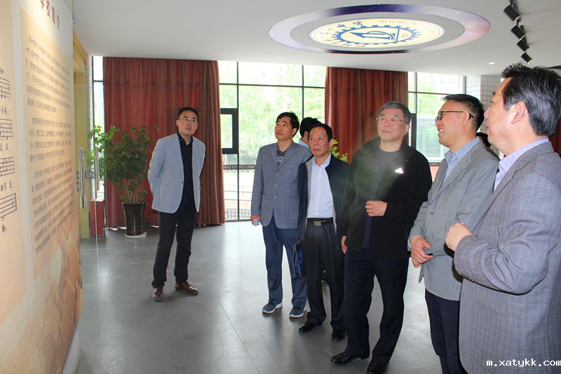 1557881020112562.jpg 4检查组参观校史馆.JPG