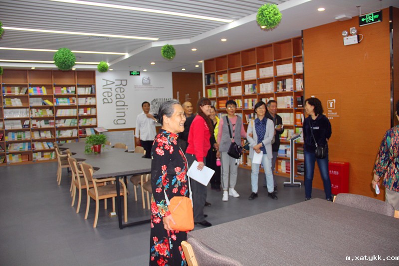 4老校友参观图书馆.JPG