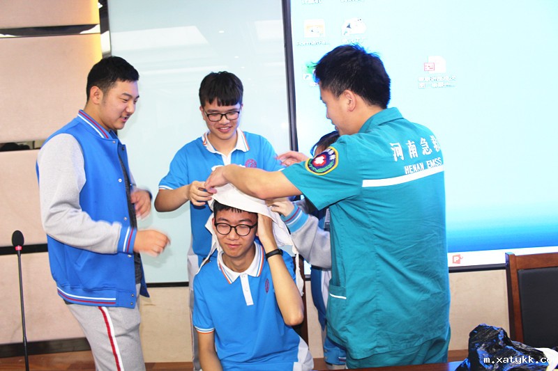 1557991841722159.jpg 6.在医护人员的指导下包扎_副本.jpg