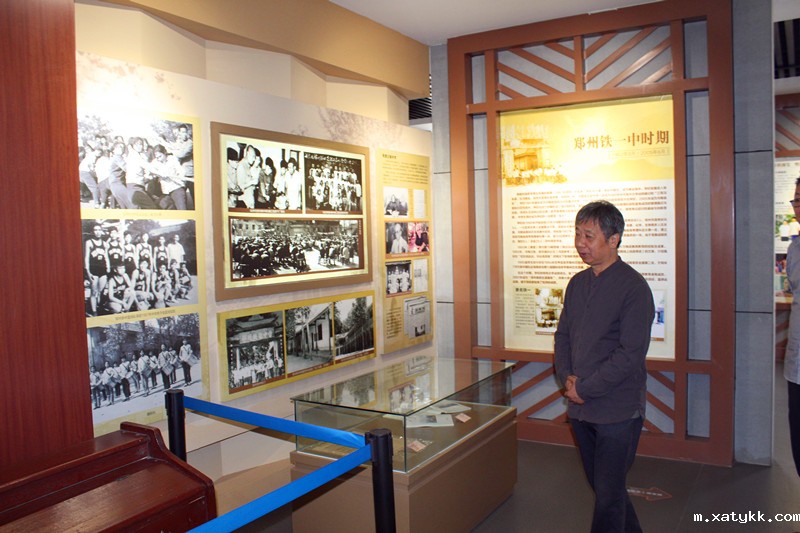 1558516668110815.jpg 2王刚教授参观校史馆.JPG