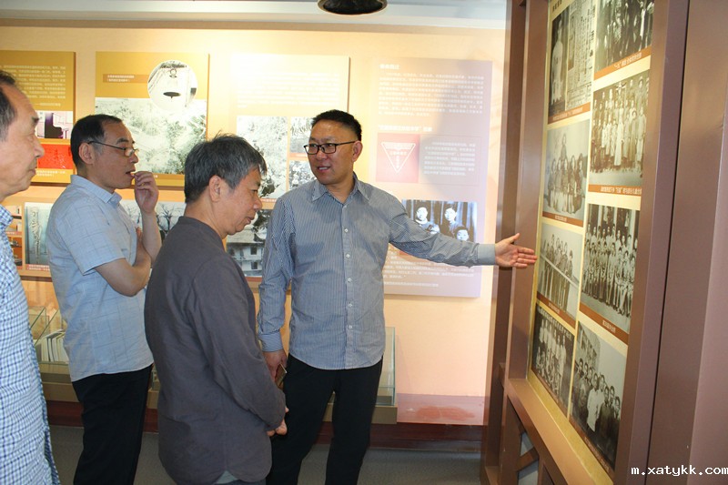 1558516681802370.jpg 3赵银堂书记讲解校史.JPG