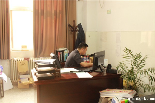 1558926604117524.jpg 1高三年级长杨森副主任进行广播讲话.jpg