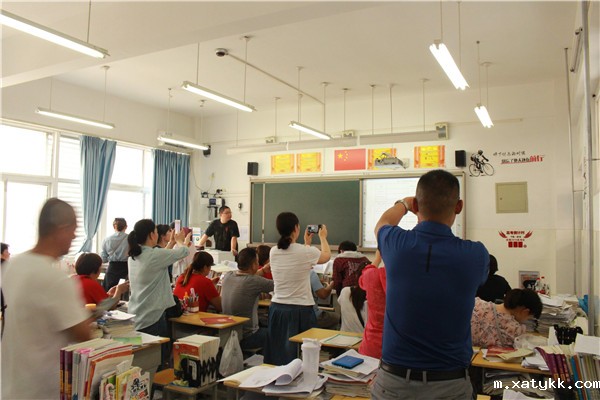 1558927027984050.jpg 高三、8班家长会现场.jpg