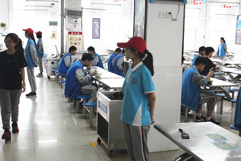 1559113863107028.jpg 5.同学们都自觉排队买饭_副本.jpg
