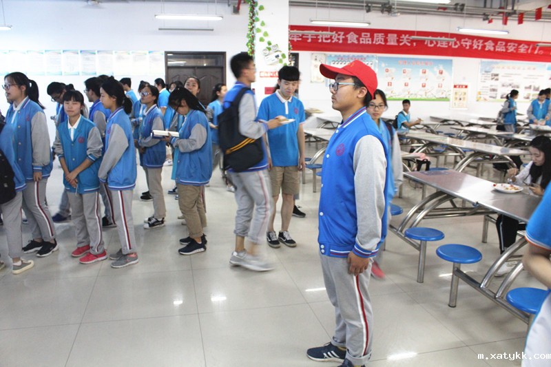 1560129861462376.jpg 3餐厅秩序良好_副本.jpg