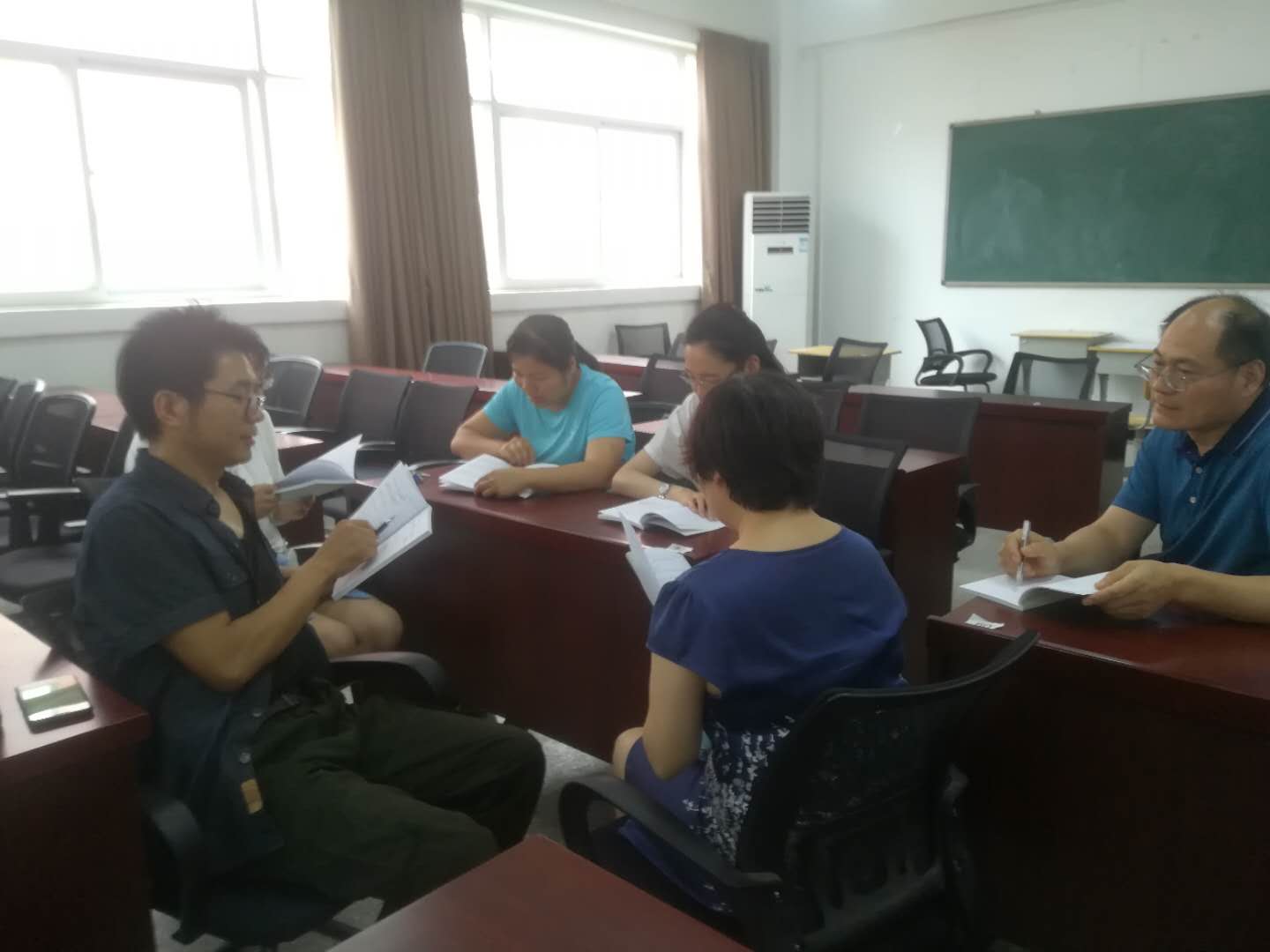 6 支部党员热烈讨论讲话内容.jpg