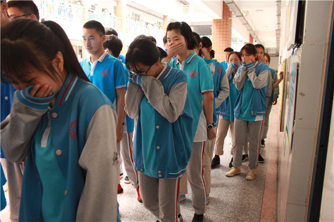 2学生捂鼻快速撤离.jpg