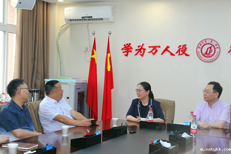 1朱惠娟 张晓军参加座谈会.JPG