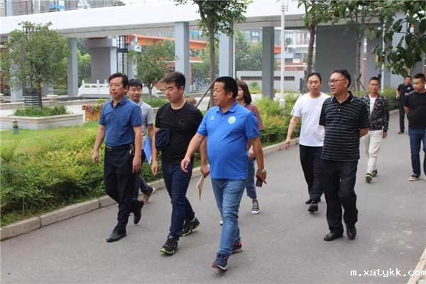 1学校领导带领检查组参观校园.jpg