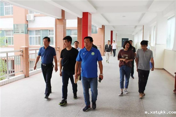 3检查组参观教学楼环境.jpg