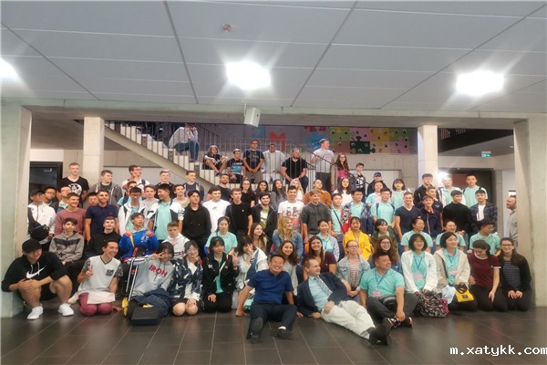 1567647575620819.jpg 3.与曼海姆中学学生合影留念.jpg