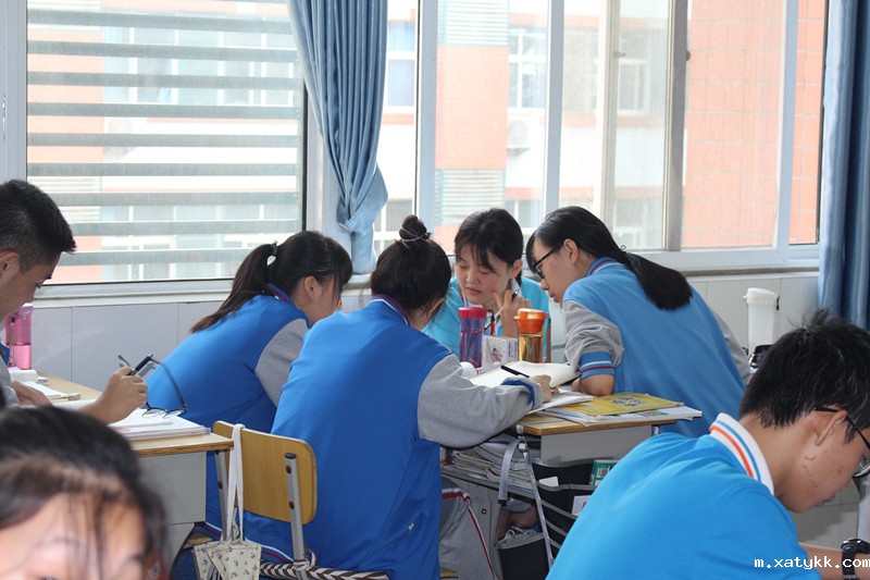 1567736200653351.jpg 6学行课堂环节二:互助探究_副本.jpg