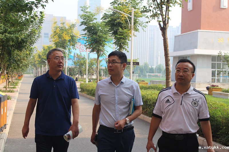 1567736327165930.jpg 11检查组查看校园育人环境_副本.jpg