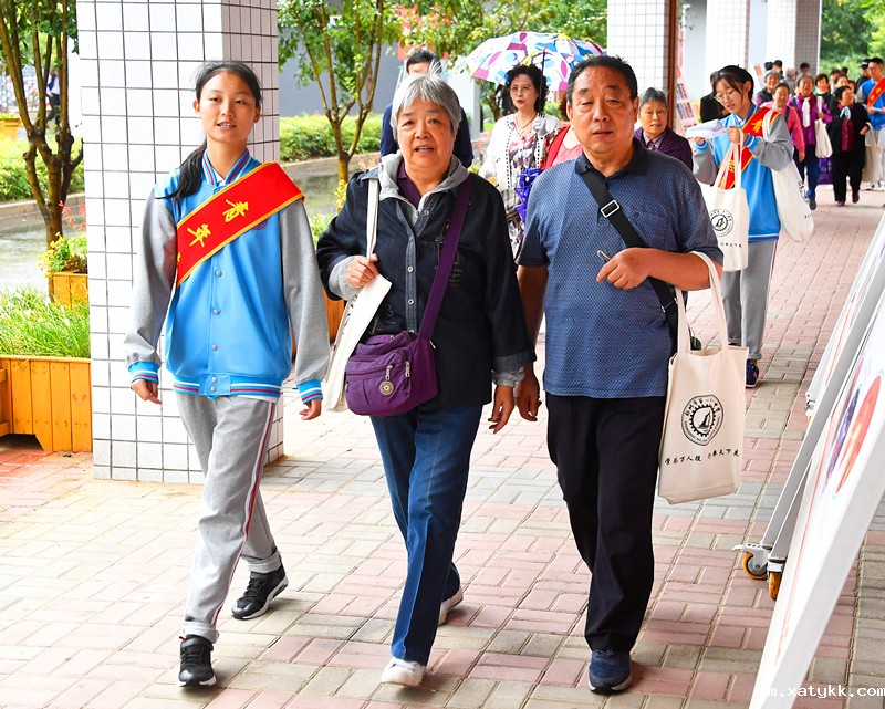 3 热情的小校友.jpg