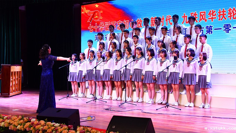 7校合唱队演唱校歌.jpg