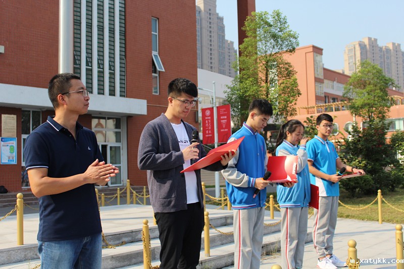 1569397066114701.jpg 国旗台下进行值周总结_副本.jpg