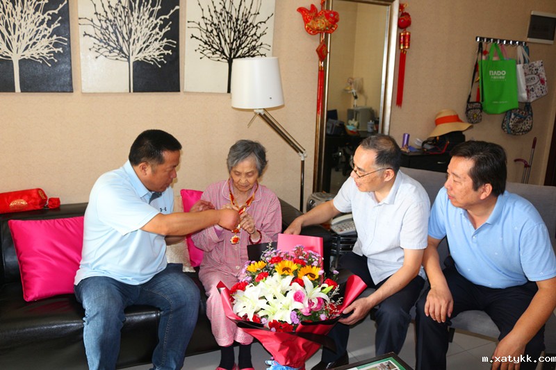 1570526165252854.jpg 1李国喜校长为冯毓燕老师佩戴纪念章.JPG