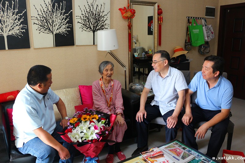 1570526200120239.jpg 2校领导和老教师亲切交谈.JPG