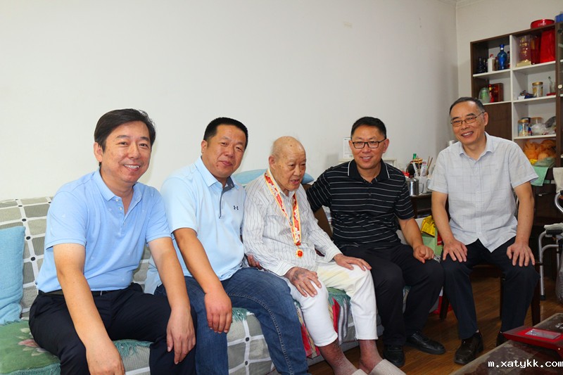 1570526237105173.jpg 3校领导看望张玉璞老师.JPG