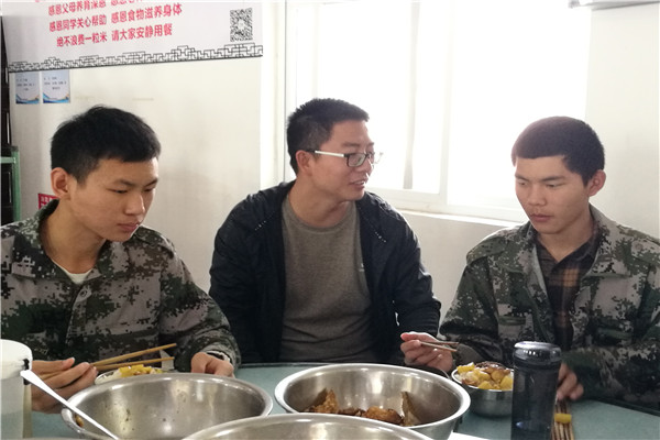 5、霍凌宇老师餐前与学生亲切交流.jpg