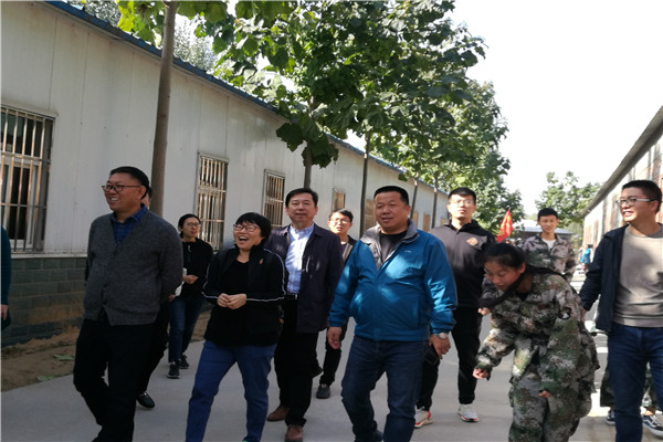 14、学校领导到基地看望师生.jpg