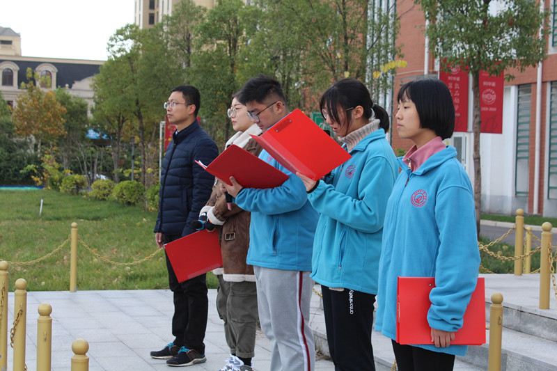 1574072407739716.jpg 国旗下进行总结发言_副本.jpg