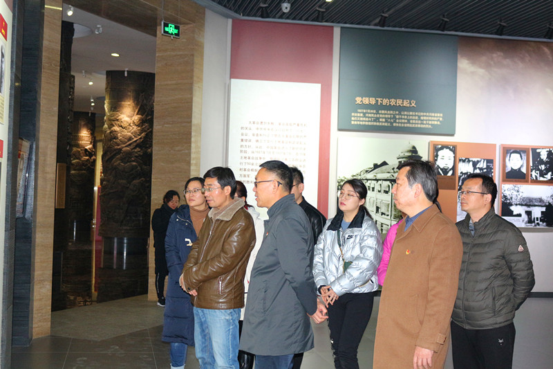 3党员在展厅内参观学习.JPG
