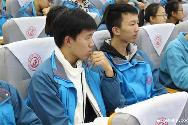 1575273125199581.jpg 3听得很认真.jpg