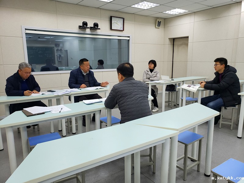 2.学校领导和技术组教师集体教研.jpg