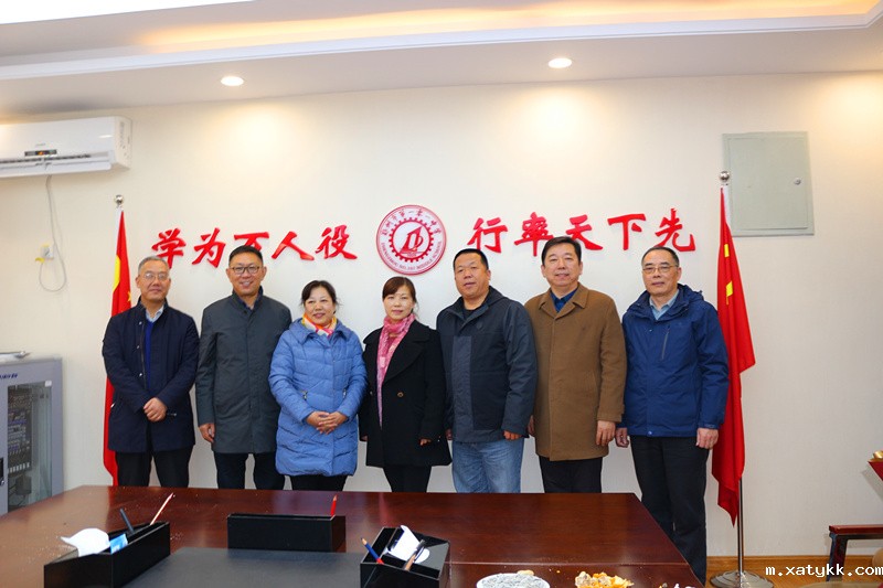 1576145647119099.jpg 3校领导与退休老师合影.JPG