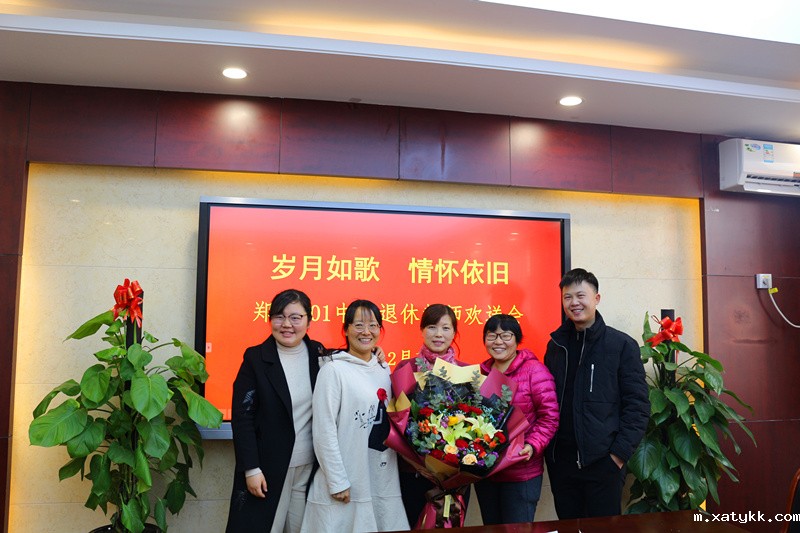 1576145747211587.jpg 5英语组合影.JPG