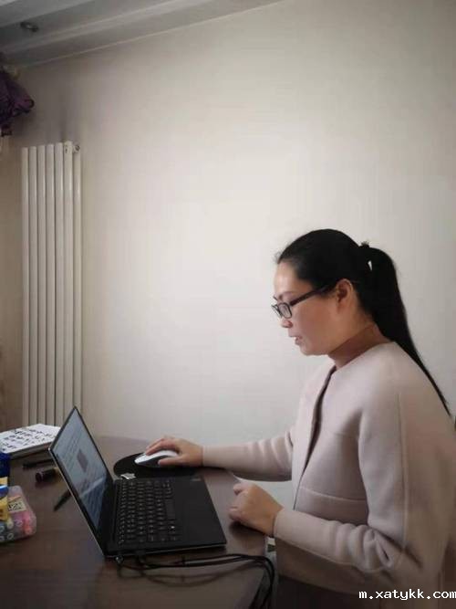 1581605865583553.jpg 8.何志蕴老师在直播上课.jpg