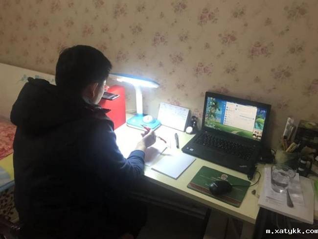 1581605908691434.jpg 10.薛银周老师在直播.jpg