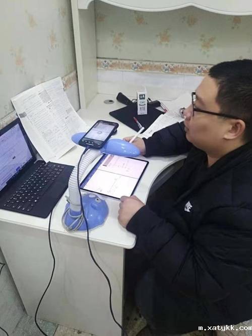 1581605931682397.jpg 11.罗猛老师在直播授课.jpg