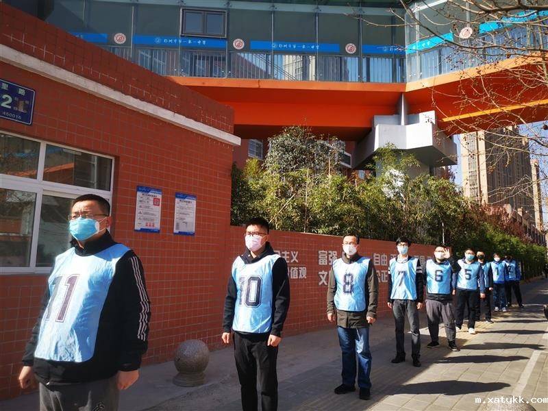 5 校门口排队入校.jpg