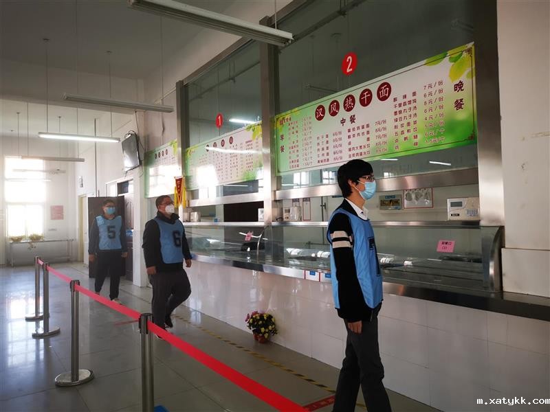 9 餐厅排队取餐.jpg