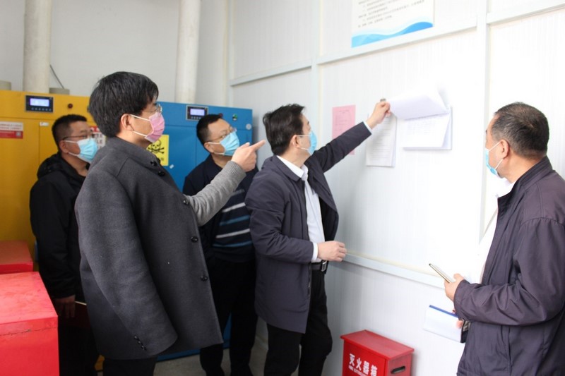 1585127958109997.jpg 4、安全排查小组在排查危化品管理台账 (复制).jpg