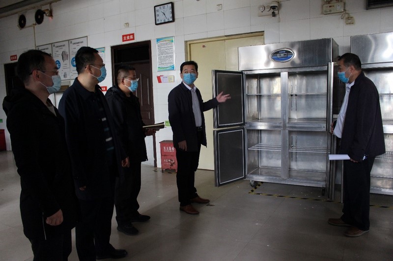 1585128051701461.jpg 9、在食堂管理人员带领下认真排查食堂设施 (复制).jpg