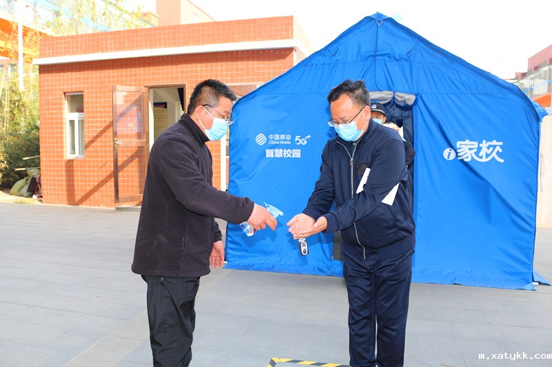 1586344593593408.jpg 3入校健康检查消毒.JPG