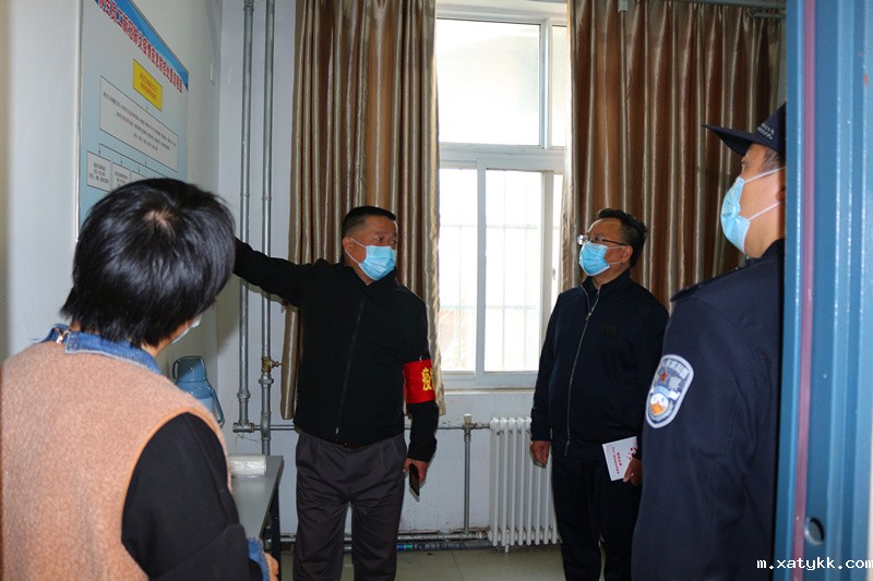 1586344598967784.jpg 4检查宿舍准备工作情况.JPG