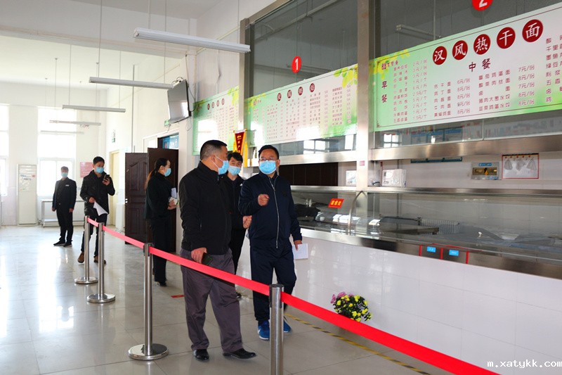 1586344604432770.jpg 5查看食堂准备工作.JPG