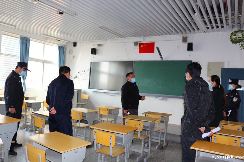 1586344618188866.jpg 7检查学生教室准备工作情况.JPG