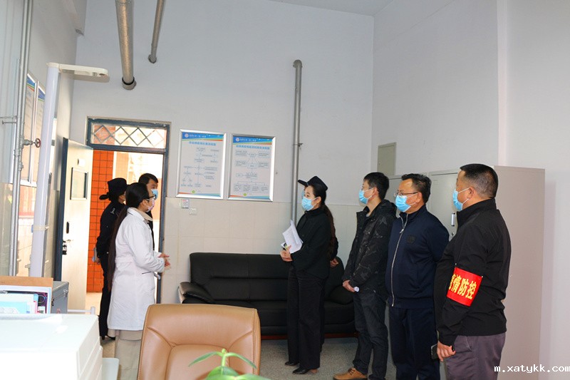 1586344626485312.jpg 8查看校医室准备工作情况.JPG