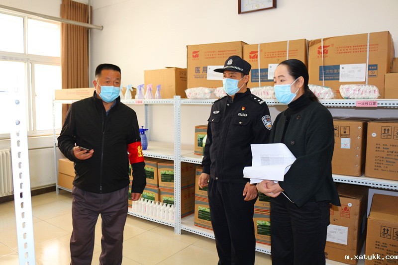 1586344634294552.jpg 9查看学校物资储备工作情况.JPG